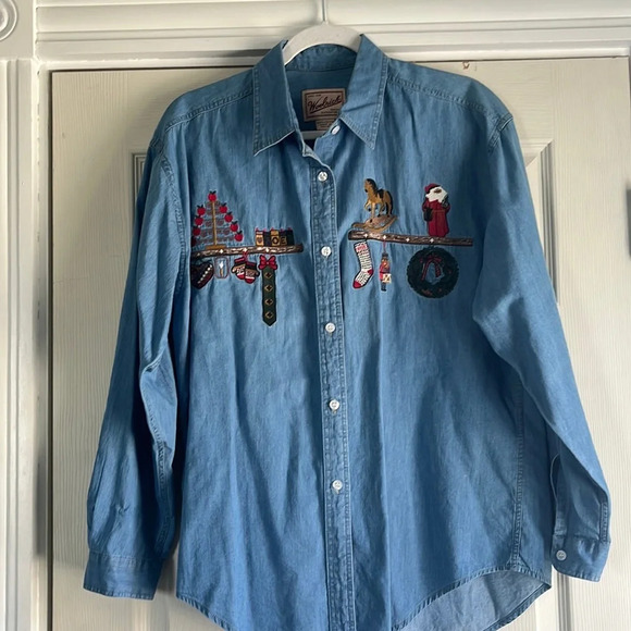 Woolrich Button Down Christmas Embroidered Shirt sz M Chambray Blue Holiday - Picture 1 of 7